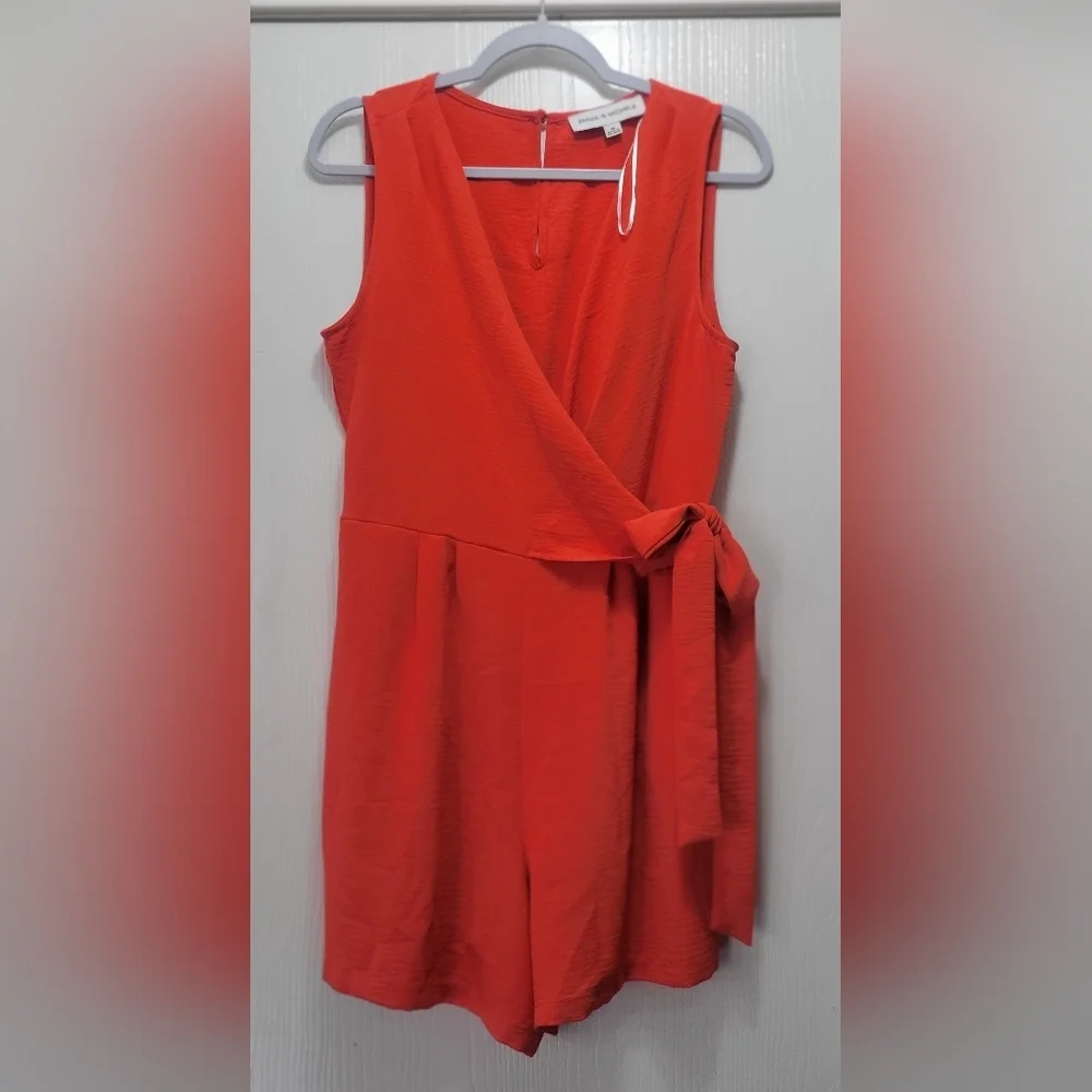 EMMA & MICHELE Sleeveless V-neck Coral Romper Size M EUC - Picture 2 of 7